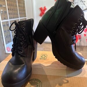 Women’s Black Chunky Heel W/Zippers-Sz 7
